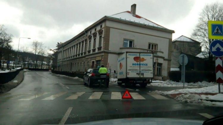 V ulici Čs. armády se srazily dva vozy, s opatrností průjezdné