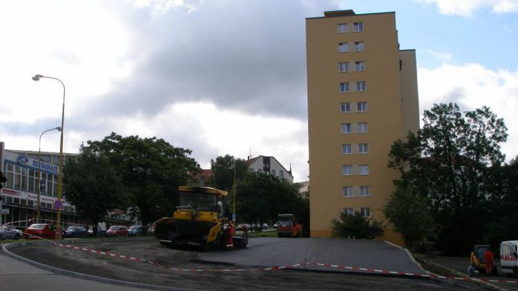 Parkoviště v Plzeňské není jen města, to jedná s majiteli pozemků