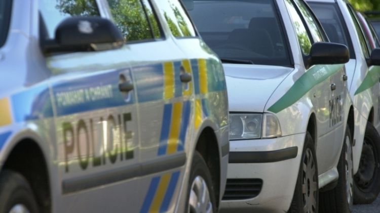Řidič BMW ujížděl policejní hlídce