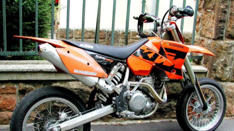 Z garáže ukradl motorku KTM