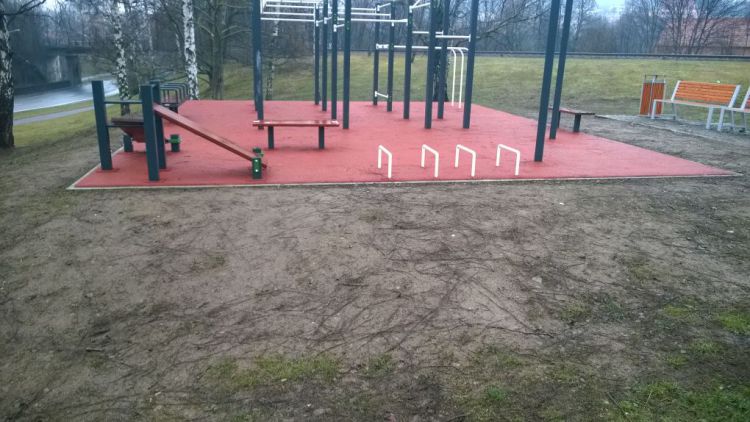 K workoutovému parku je přístup pouze přes trávu
