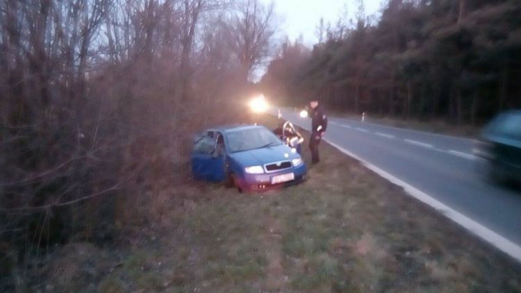 Za Drásovem vyjelo auto do příkopu, mladá řidička je zraněna
