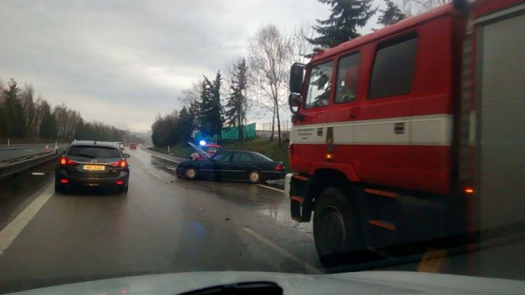 Vážná nehoda komplikuje provoz dálnice na Prahu