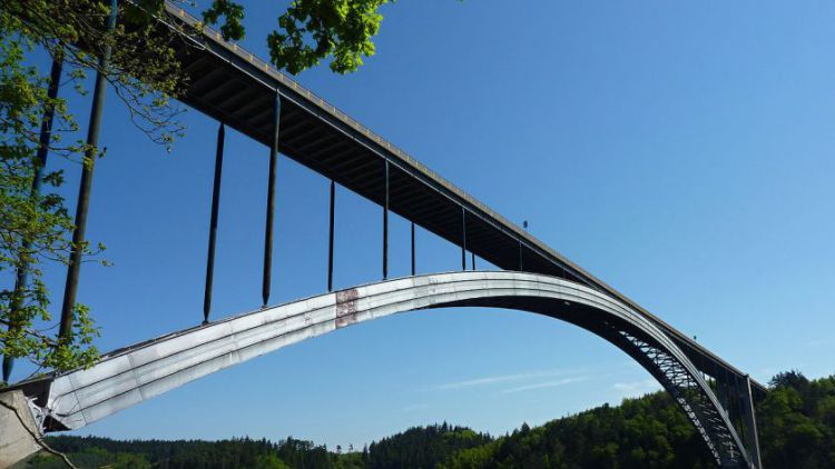 Žďákovský most je zcela uzavřen, rekonstrukce potrvá do konce léta