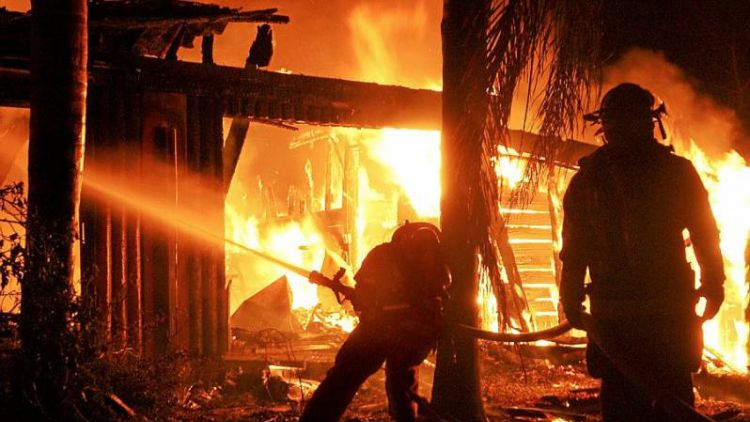 Při požáru rodinného domu v Příbrami se zranili dva hasiči