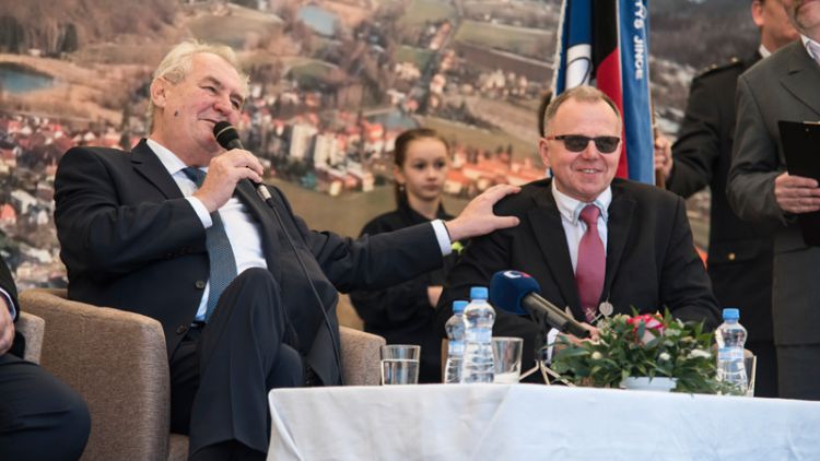 Prezident Zeman se v Jincích dočkal vřelého přivítání