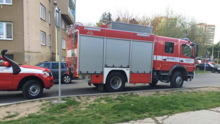 Hasiči vyjížděli k požáru bytu přímo naproti hasičské zbrojnici