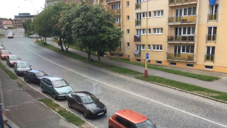 Z Plzeňské ulice zmizí příští rok kostky, nahradí je asfalt