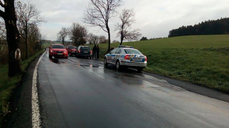 Nehoda tří vozů uzavřela silnici na Hluboš