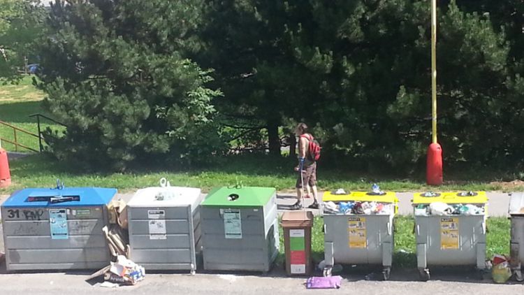 Občané si stěžují na odpadová hnízda v Čechovské ulici a kontejnery ve vozovce