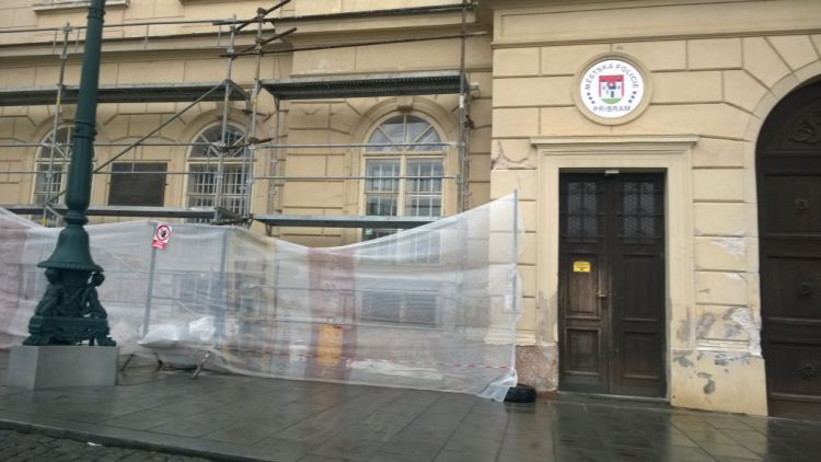 Fasáda na budově MP se opravuje, příští rok dojde i na budovu radnice