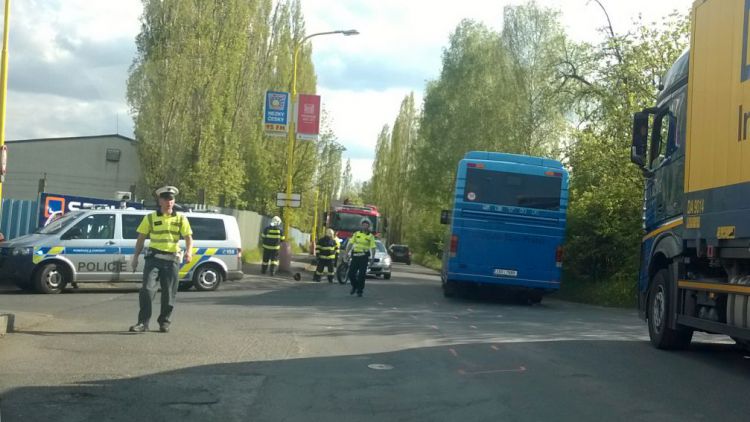 Nehoda motocyklu s autem uzavřela Obecnickou ulici. Na místě zasahoval vrtulník