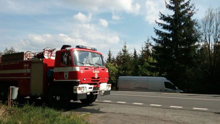 Vážná nehoda u Věšína: Vozy po srážce skončily v lese