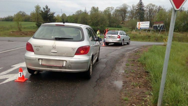 Nehoda dvou vozů komplikuje příjezd od Pičína