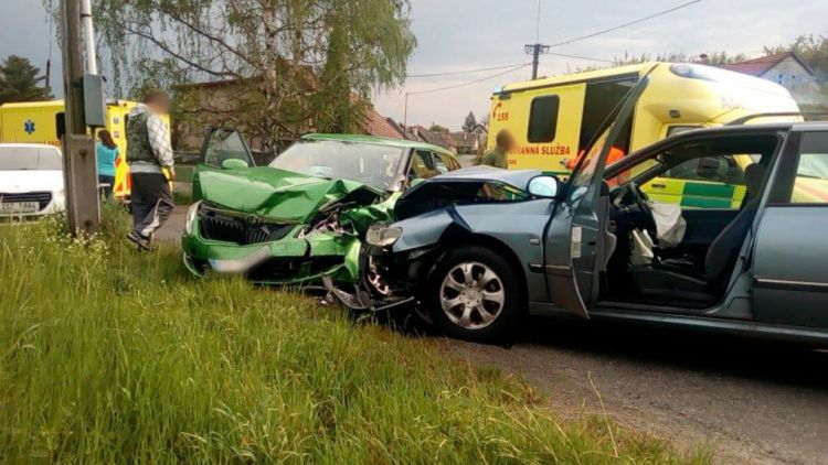 Vážná nehoda v Podlesí, řidič peugeotu přejel do protisměru