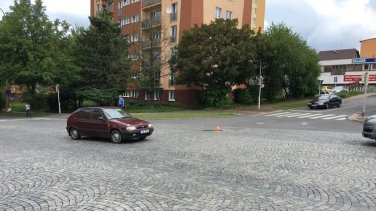 V Plzeňské prorazil olejovou vanu, skvrna byla až ke kruhovému objezdu