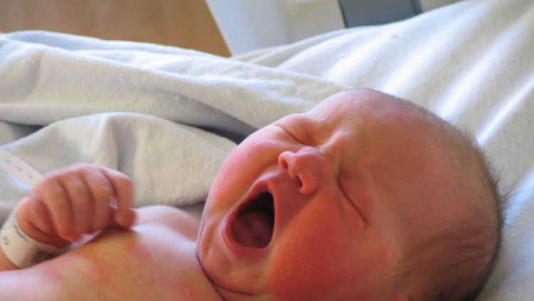 Příběh s dobrým koncem: Otec zaskočil za porodníka, když vezl ženu do nemocnice