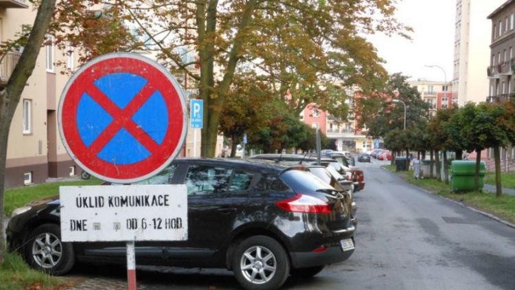 Parkování v okolí ulice 28. října připomíná hru Tetris, blokové čištění se odsouvá (AKTUALIZOVÁNO)