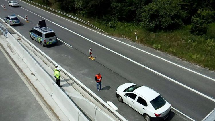 Dacia projela na dálnici dopravním značením