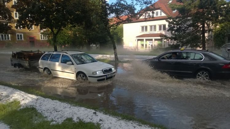 Prudká bouře zaplavila několik silnic v Příbrami