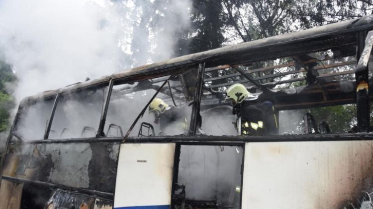 Očima hasičů: Hořící autobus se podařilo dostat pod kontrolu za půl hodiny