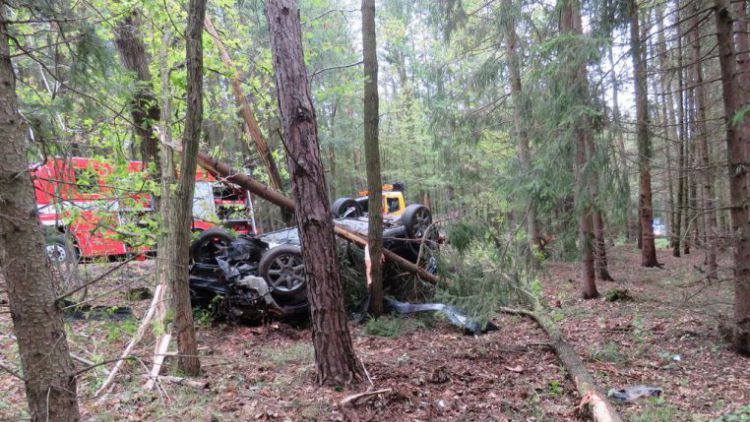 Vůz přerazil několik stromů, řidič skončil jen s lehkým zraněním