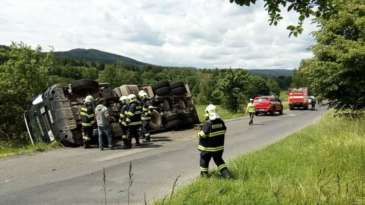Po nehodě skončil nákladní vůz s kompostem převrácený na boku