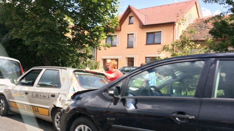 Hromadná havárie v Milínské, srazily se zde 3 vozy