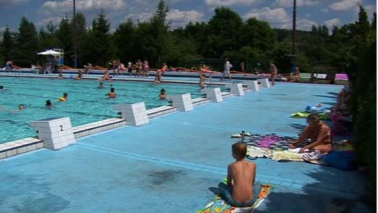 Během víkendu navštívilo venkovní bazén skoro tisíc lidí