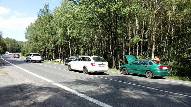 Tři vozy havarovaly na silnici 4 u Jesenice