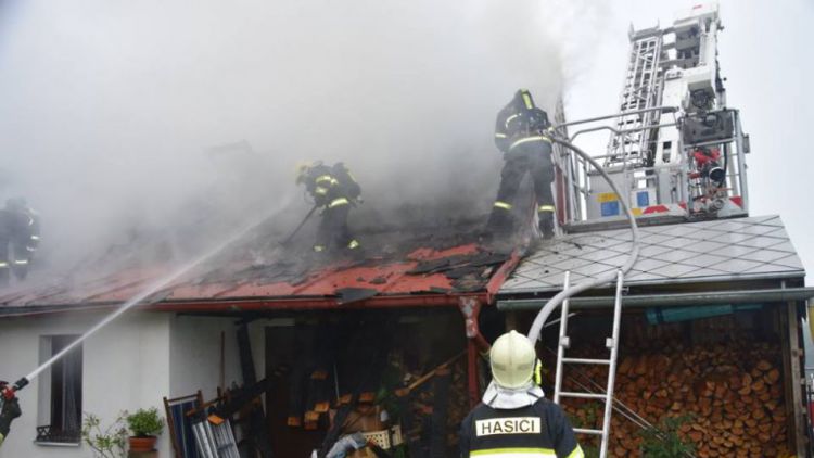O víkendu se hasiči nenudili, zasahovali hned u dvou požárů