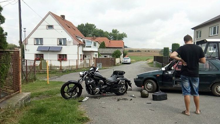 V Malé Hraštici se srazil vůz s motorkou