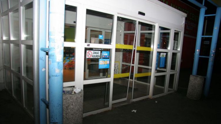 Na dveřích obchodu a kabrioletu způsobili vandalové škodu za 100 tisíc
