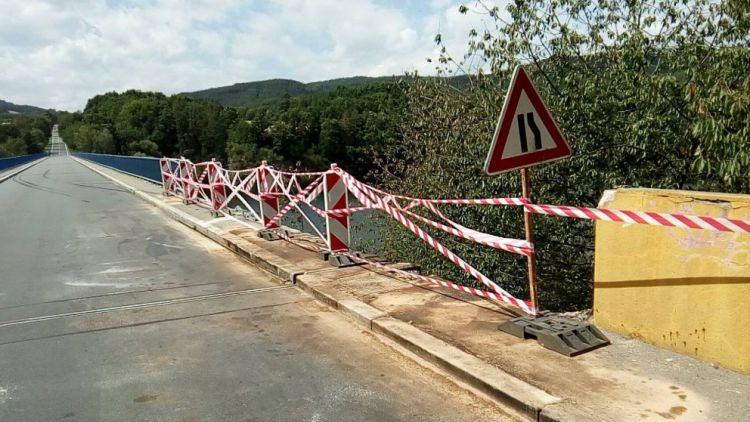 Nehoda nákladního vozu uzavřela most až do noci