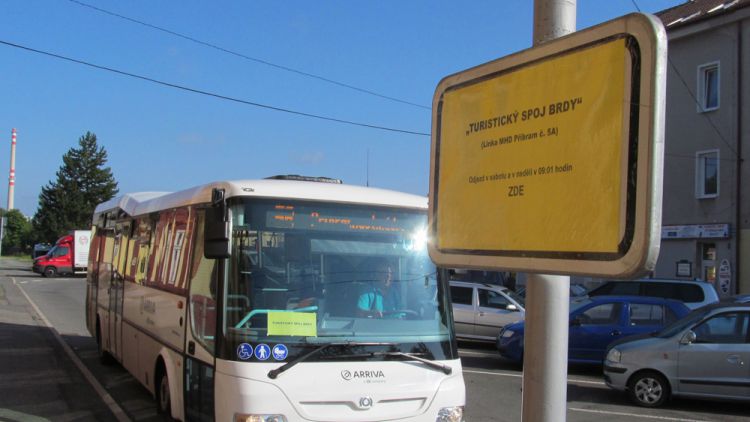 Turistický autobus do Brd jezdí i z vlakového nádraží