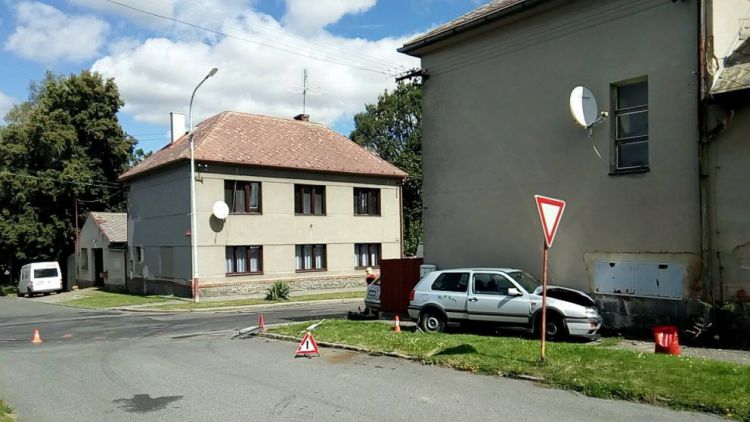 V Březnici se srazily dva vozy, sanitka odvezla jednu osobu