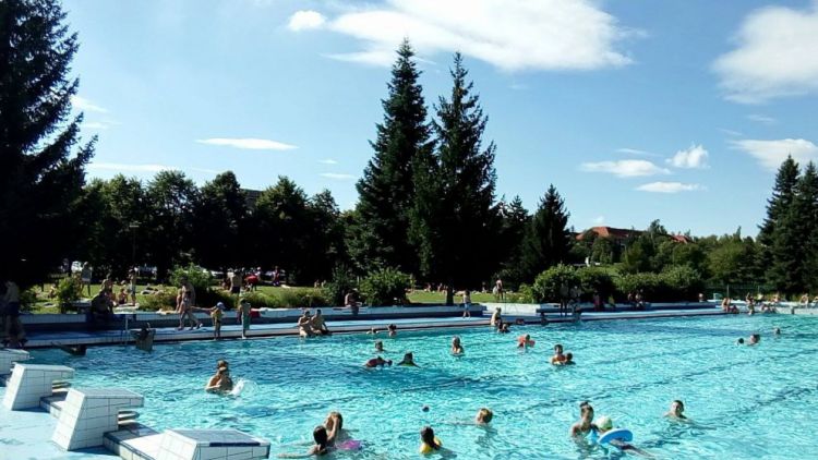 Návštěvnost venkovního bazénu bude nejnižší za poslední roky