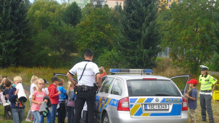 Policisté vysvětlovali školákům, jak správně přecházet komunikaci
