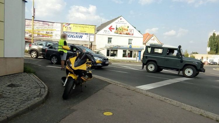 Dopravu u Obory komplikuje nehoda auta a motocyklu