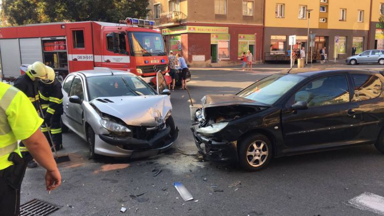 Nehoda dvou vozů uzavřela křižovatku ulic Edvarda Beneše a třídy Osvobození
