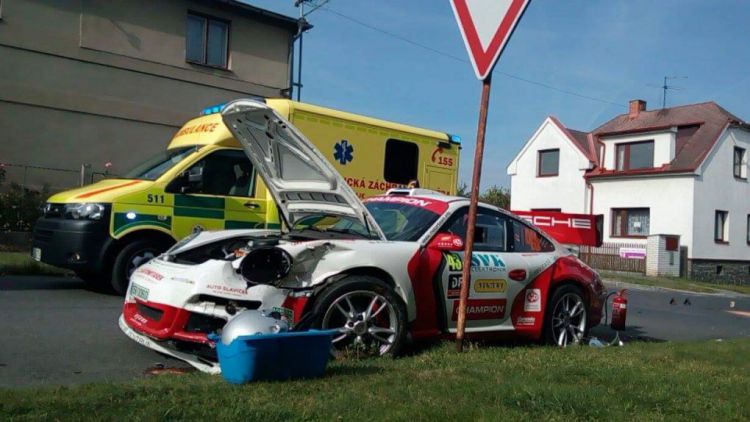 V Březnici se srazil závodní vůz s osobním