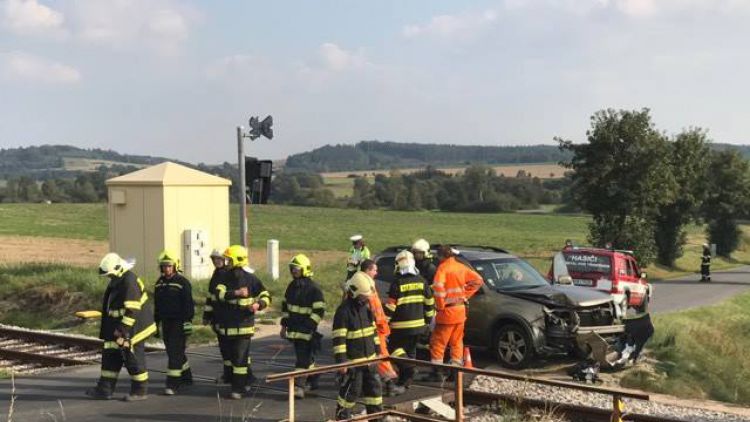 Další nehoda u Březnice. Na železničním přejezdu se srazil vůz s lokomotivou