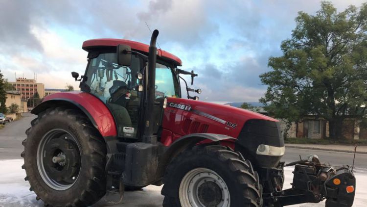 U odbočení z Podlesí vytekl z traktoru olej, blokuje jeden pruh