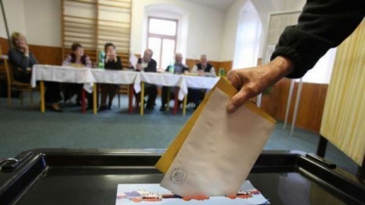 Krajské volby přilákaly v první den asi pětinu voličů