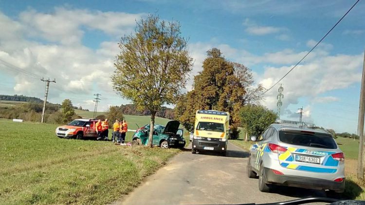 Vůz u Chotilska narazil do stromu, silnice je uzavřena