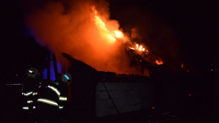 V Obecnici na Příbramsku v noci hořel dům, škoda půl milionu korun