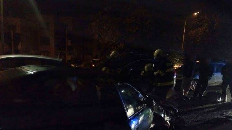 Opilý mladík narazil do zaparkovaných vozů v Milínské ulici