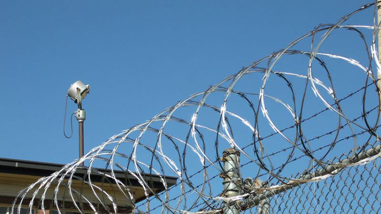 Policisté obvinili tři lidi z pašování drog do věznice Bytíz