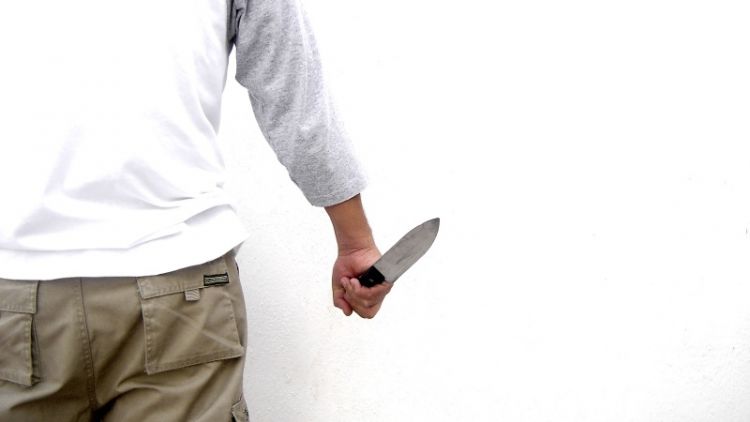 Mladík přepadl potraviny s nožem v ruce, už je v rukou policie