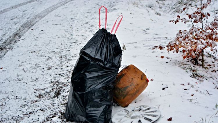 Dobrovolníci uklízeli v Brdech, odnesli mnoho pytlů s odpadky